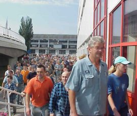 Po ogłoszeniu zakończenia ćwiczeń ewakuacji, personel wraca do budynku produkcyjnego.