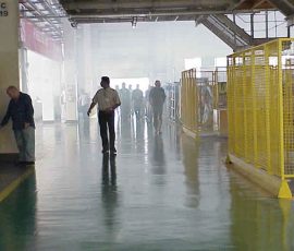 Personel spokojnie realizuje procedury ewakuacji