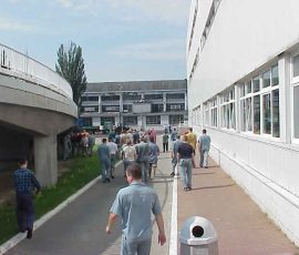Zadowoleni uczestnicy ćwiczeń ewakuacji.