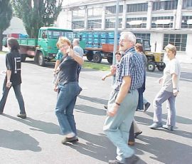 Zadowoleni uczestnicy ćwiczeń ewakuacji.